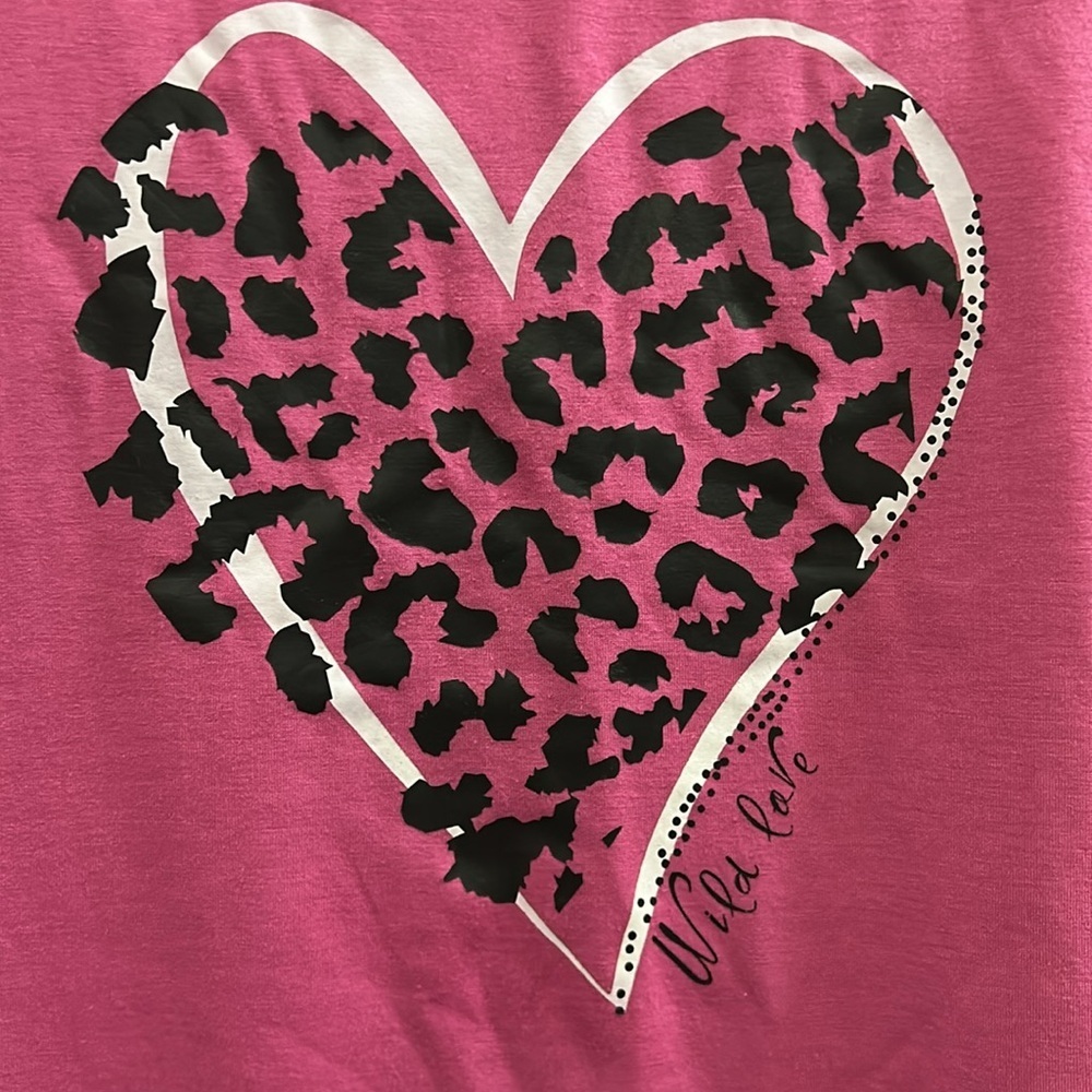 Fun t-shirt with leopard heart image 🐆 - Picture 2 of 7